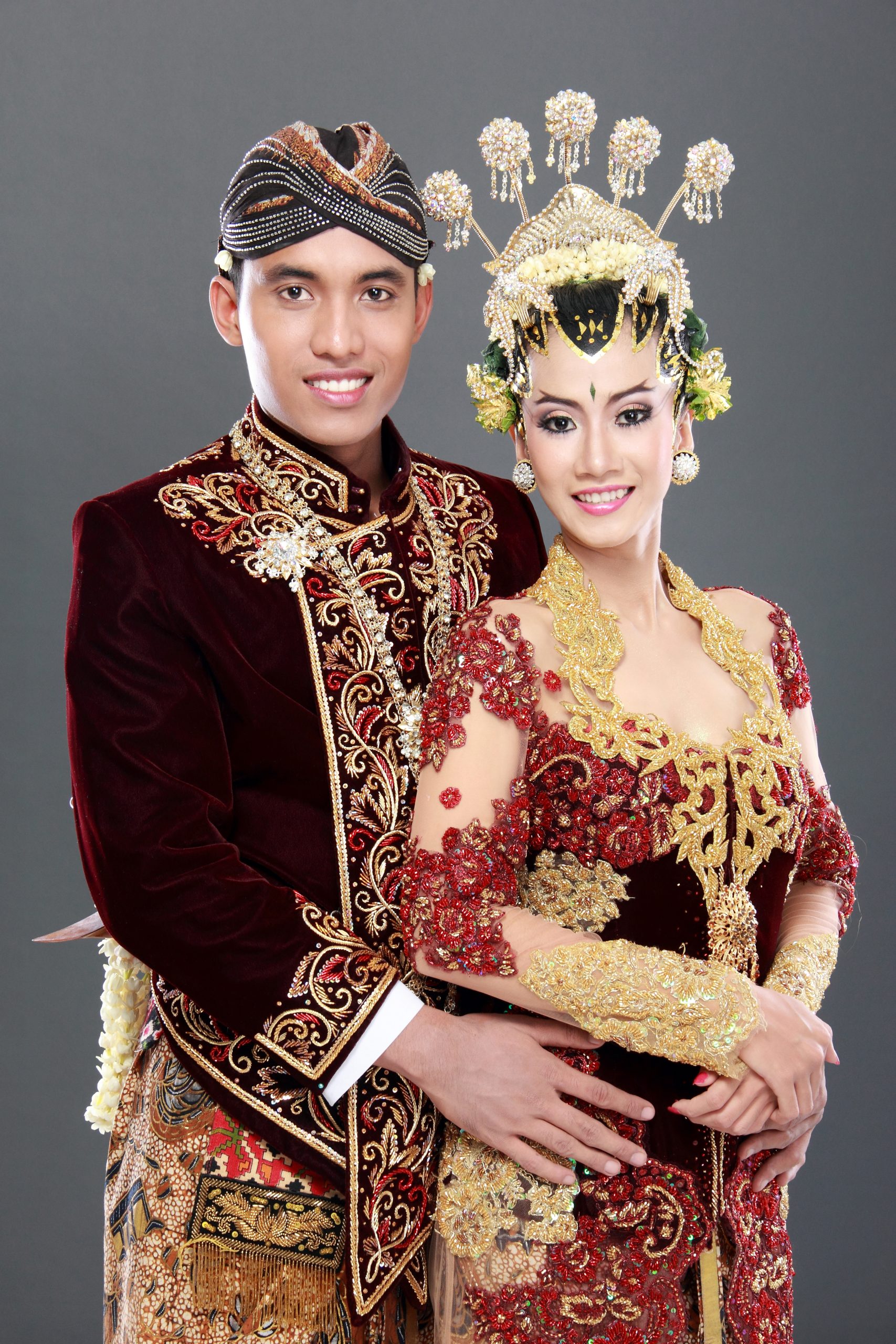 traditional java wedding couple husband and wife hold each other